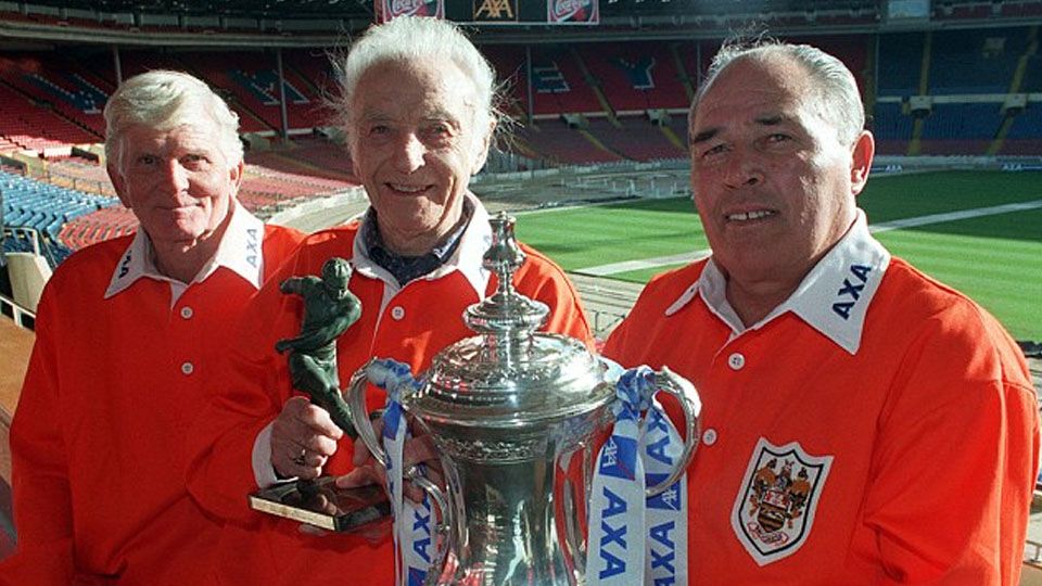 Stanley Matthews (tengah) bersama rekan-rekannya di Blackpool dahulu saat meraih Piala FA. Copyright: &copy; dailymail.co.uk